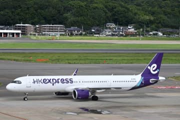 香港エクスプレス航空機、滑走路脇の標識に衝突