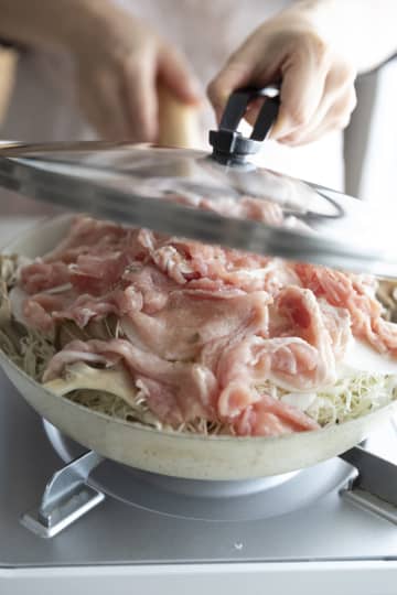 蒸し器ではなくフライパンでOK　ほったらかし調理のレシピ本『蒸し料理は、フライパンで』予約開始