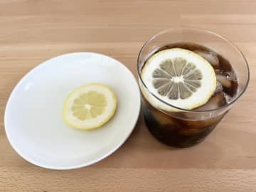 コーヒーにレモンを入れるとどうなる？　実際に試してみたら驚きの結果に【飲んでみた感想】