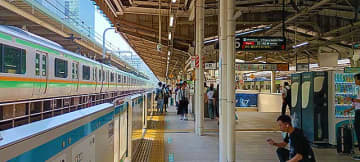 東京駅 2階 山手線ホームから地下4階 京葉線ホームまで早めに歩いたときの消費カロリー　同じエネルギーの食べ物は？　AI の返答は？　（体重50kg前後 参考値）