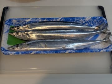 魚市場の食堂が教える「フライパンを使ったさんまの焼き方」がスゴすぎ　調理師も思いつかない斬新さ