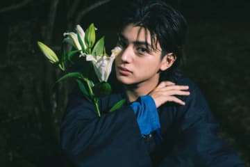 荒木飛羽が写真集「20」をリリース！　誌面で共演した弟が「かわい過ぎる！」と溺愛！
