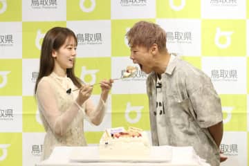 武尊＆川口葵夫妻、初公の場で「あーん」披露！さらにケーキ入刀まで