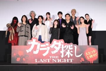 橋本環奈「“赤い人”からお花をいただけるなんてびっくり！」公開記念舞台挨拶で感謝の笑顔