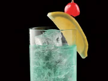 残暑にもってこいの「大人のクリームソーダ」ジンカクテル、“エメラルドクーラー”とは！？【THE カクテルバイブル500】