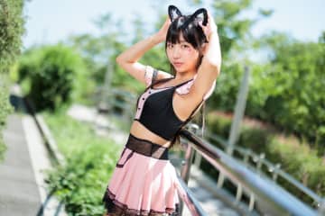 “韓国グラビアのパイオニア”がまとった「タイトな猫衣装」に熱視線！「少し太っちゃいまして…（笑）」