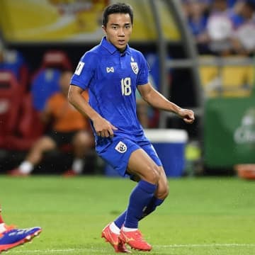 「背後から強烈な蹴り」チャナティップへの危険タックルでイラク10番に即レッド。味方は怒り爆発→殴り合いの乱闘に