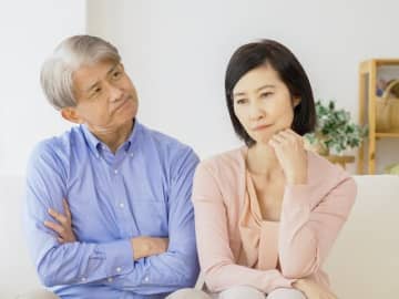 62歳会社員の男性。夫婦の年金受給開始時期や繰り下げ方針は、どう判断すればよいでしょうか