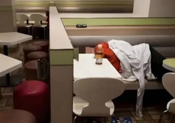 マクドナルドで一夜を過ごす人が靴を脱ぎソファに横たわる―中国