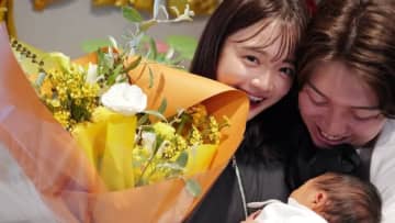 第一子出産の田久保夏鈴 “生まれたて”の母子の姿や愛犬が子守りする家族ショット公開！元気で大きな男の子の様子に「泣けてきた」