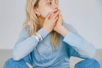 「薄着でもキレイが高まる」手元のアクセサリー「重ねても重くない」ひんやりとしたデザイン