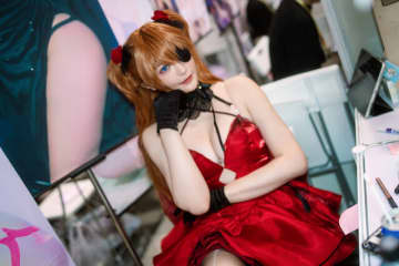 【コスプレ】真紅のミニドレスにタイツとハイヒールで美脚が際立つ！香港美女の「エヴァ」アスカのオーラがすごい【写真7枚】