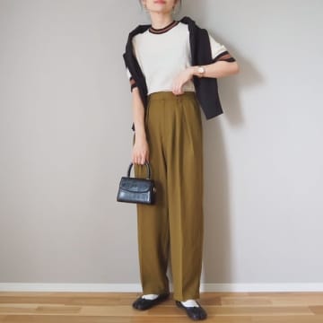 秋の暑い日の服装にぴったり！ 大人が試すべき「ブラウン系パンツコーデ」