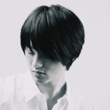 尾崎裕哉、父・尾崎豊の面影…デビュー9周年報告の写真に「そっくりで泣ける」「お父さんとそっくりな横顔」と反響