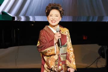 松前ひろ子、都内で歌手人生55周年記念ツアーの最終公演を開催！　三山ひろしとスペシャルゲストが祝福「泣いた涙の数だけうれしい涙を流したい」