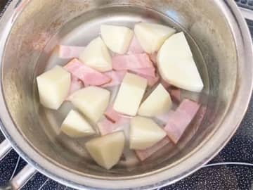 ベーコンとジャガイモの味噌汁に？　意外すぎるのにクセになる味【脱マンネリレシピ】
