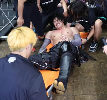 【ノア・Ｎ－１】OZAWA アクシデント負傷で丸藤正道に開幕戦敗北…担架退場でコメントもできず