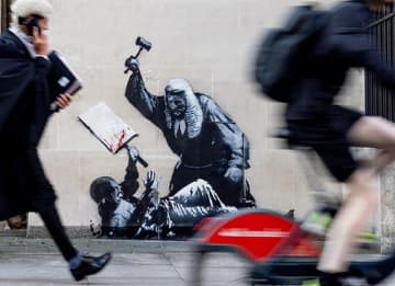 ロンドンにバンクシー新作　裁判官がガザのデモに小づちか