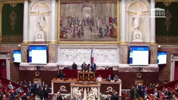 フランス議会 バイル内閣への信任否決　9カ月で総辞職へ