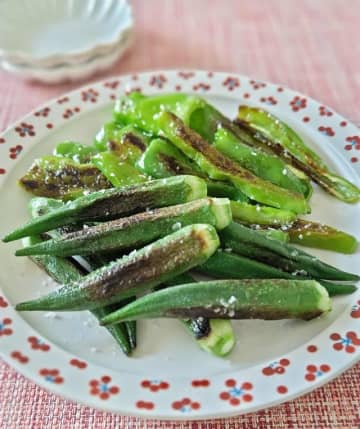 蓋をして蒸し焼きがポイント◎塩だけで甘みが引き立つ「蒸し焼き野菜」のおすすめ2つ