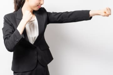 ダメ出し上司に「だったらお前がやれ！」と反撃　書類を机にバン！と叩きつけて怒りの早退、ある女性の回想