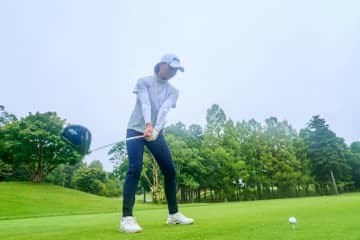 女子プロが実践する“遠くに飛ばせる美スイング”のポイントを解説