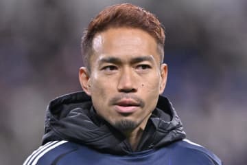 ｢愛を感じる｣アギーレ監督と長友佑都の約10年ぶりの“再会ハグ”がエモい！かつての師弟関係の｢アモーレとアギーレ｣の｢絡まれてるように見えるw｣写真が話題