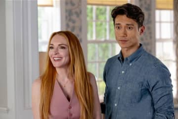 出会った瞬間一目惚れ!?『シャッフル・フライデー』リンジー・ローハン＆マニー・ジャシントの本編シーン解禁
