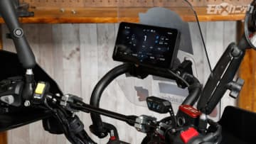 スマートフォン連動マップ機能や、4G通信機能で愛車の位置情報を確認できる革新的スマートモニター〈AKEEYO AIO-6LTE〉