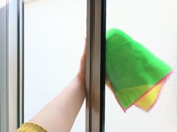 もう手を伸ばさなくて大丈夫！拭きにくい窓の「外側」が一発でキレイに！こんなに便利なアイテムがあったなんて♡