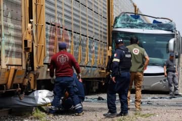 列車と２階建てバスが衝突、１０人死亡　メキシコ