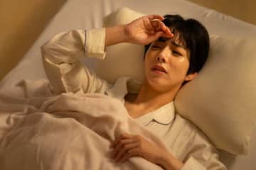 なぜ毎日「夜中に目が覚めてしまう」のか？医師に聞いた、中途覚醒の原因と対処法