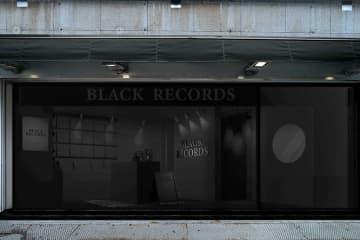 カバーアートが黒塗りの体験型レコードショップ、渋谷に登場