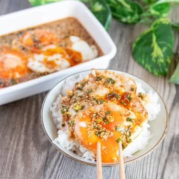 【目玉焼き、ただ焼くだけじゃもったいない！】焼いて漬けるだけ5分で完成！ご飯が秒速で消えるユッケ風目玉焼き
