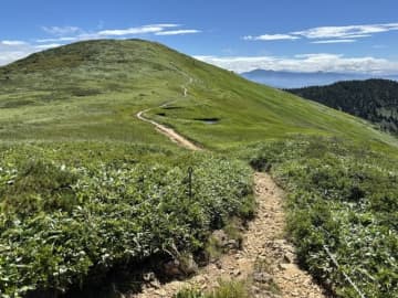 ニセの山に、2つの山頂標識！？　登らされる＆階段もキツめ、だけど大絶景の百名山「巻機山」レポート