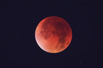 北京でも赤銅色の月　皆既月食を観測