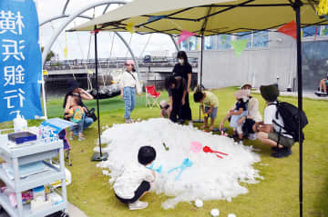 「冷たくて気持ちいい」　スケートリンクの氷、イベント提供で再利用　熱中症対策などにも活用