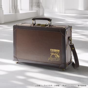アクロス、「葬送のフリーレン」でフリーレンが愛用するトランクをイメージしたトランクショルダーバッグを発売