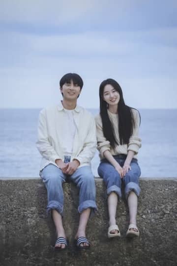 俳優パク・ソジュン、共演女優と海辺で初々しい恋！新ドラマ『ギョンドを待ちながら』写真公開