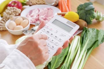 “食費”が生活費に占める割合が高いと「生活水準」が低い…？うちは手取り30万円くらいで、毎月食費が約10万円かかってます。これは生活水準が低いといえますか？