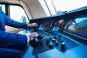 「電車の運転士」をしている友人は土日祝も働いているそうです。「年収」はどれくらいなのでしょうか？