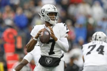 勝利したペイトリオッツ戦でチームのデビュー記録を樹立したレイダースQBスミス