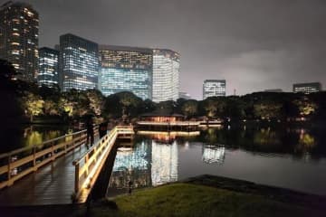 浜離宮恩賜庭園で「お月見散歩」夜の日本庭園ライトアップ、名月を愛でる和菓子セットも
