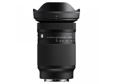 フルサイズ初、広角20mmからの10倍ズームレンズ　550gの軽量設計　ハーフマクロ撮影も可能