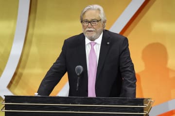 殿堂入りのヒート球団オーナーがウェイドら功労者を称賛。“辛辣ジョーク”にレブロン、ボッシュが苦笑いする場面も＜DUNKSHOOT＞