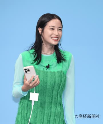 広瀬すず、スナック常連と映画館で繰り広げる秘密の休日