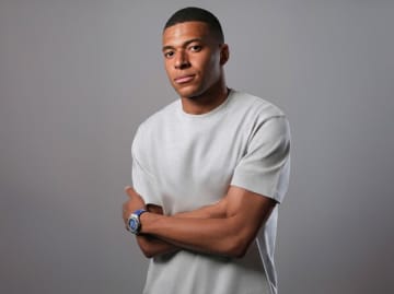 ウブロのアンバサダーであり、サッカー界のチャンピオンであるキリアン・エムバペが、新しいクラシック・フュージョン クロノグラフ UEFAチャンピオンズリーグ チタニウムを発表：あらゆる面で一線を画すウォッチ