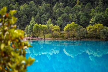麗江の藍月谷、澄んだ湖水が観光客を魅了　中国雲南省