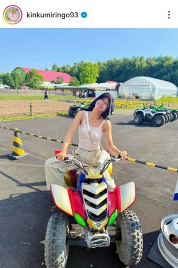 金田久美子が背中ぱっくり夏コーデを披露！ 大胆な写真に「美背中shotたまらん」の声