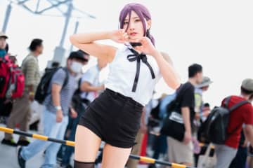 こだわりは鍛えた脚と「黒い短パン」、ダンサー兼コスプレイヤーが『チェンソーマン』レゼを再現！